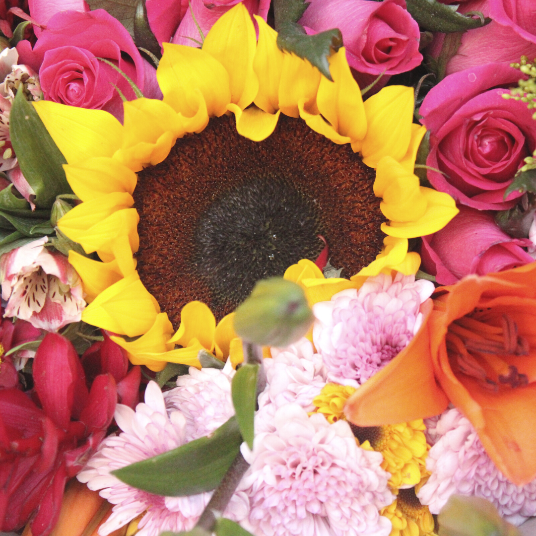 2. Bouquet de Rosas con Girasol